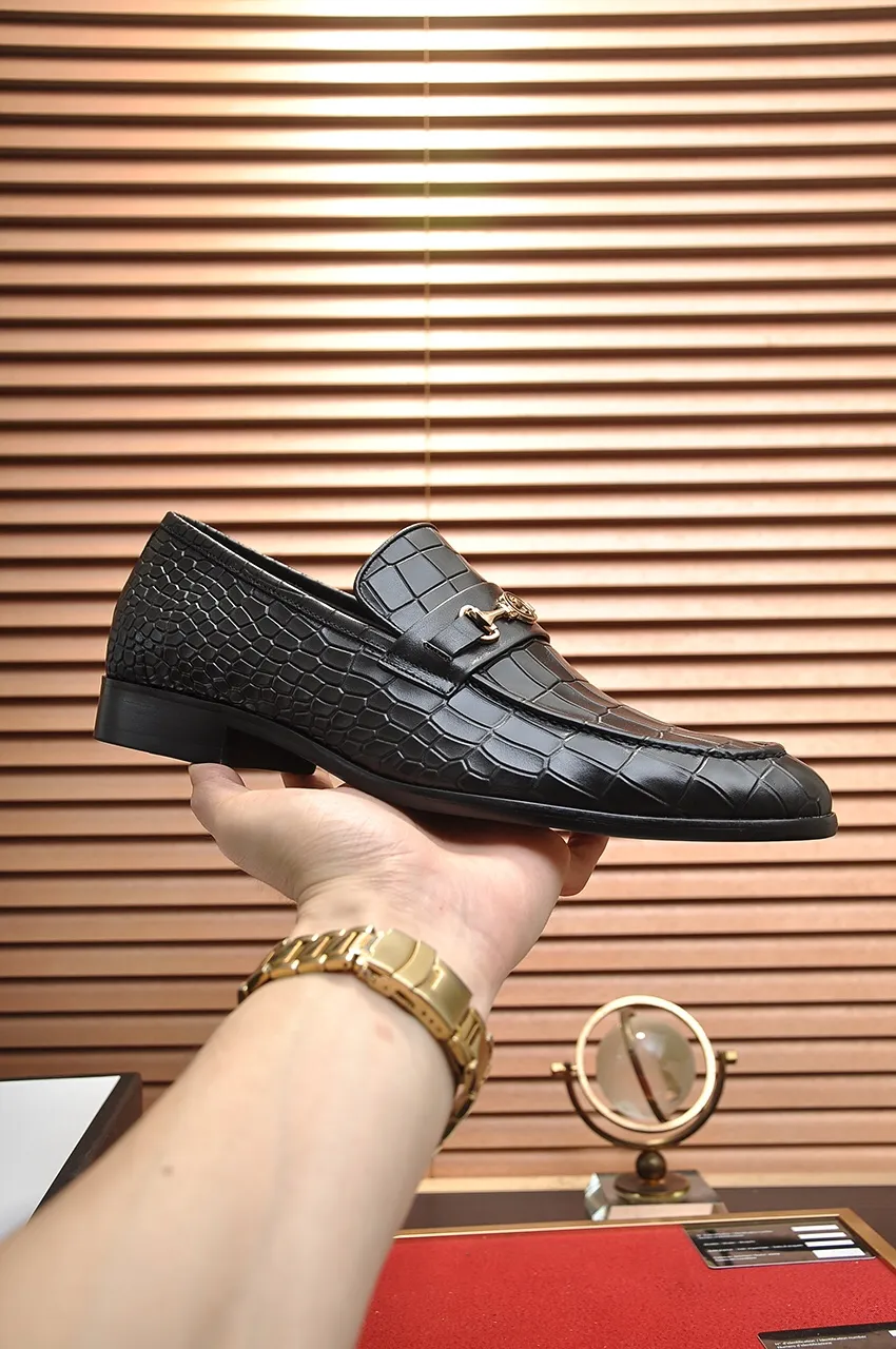 Men's shoes💰500💶Italy's top luxury men's shoe giant (GUCCI) (Gucci) (full cowhide lining) new arrival🍃Original European style🔰 Pleasant to the eye😍In order to make the shoes more durable and non-deformable🌀The production continues to follow traditional methods but there is still no lack of innovation💪Choose original sheepskin for the leather♻️ Smooth and natural And extra bright ⭐Made of imported cowhide, the first choice of rich people 38-45 (45 customized)